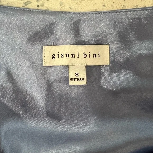 Gianni Bini Asymmetrical Lavender Dress. Size 8 - Picture 4 of 5